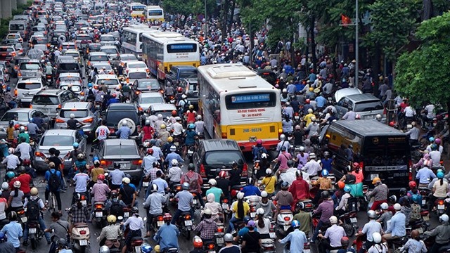 附图：河内市将逐步禁止摩托车通行以缓解交通拥堵 。（图片来源：越通社）