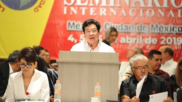 胡志明国家政治学院副院长阮曰在研讨会上发表讲话。