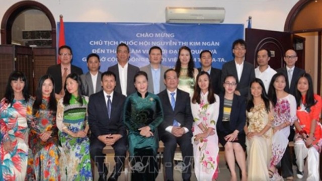 越南国会主席阮氏金银同旅居卡塔尔越南人会晤交流。（图片来源：越通社）