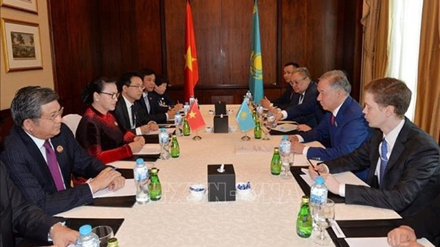 越南国会主席阮氏金银会见哈萨克斯坦议会下院议长努尔兰•尼格马图林。（图片来源：越通社）