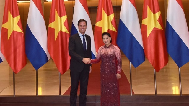 国会主席阮氏金银与马克•吕特首相握手。（维灵 摄）