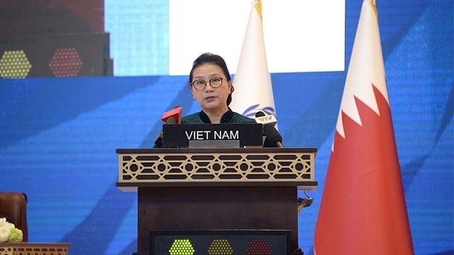 国会主席阮氏金银在各国议会联盟第140届大会全体会议上发言。