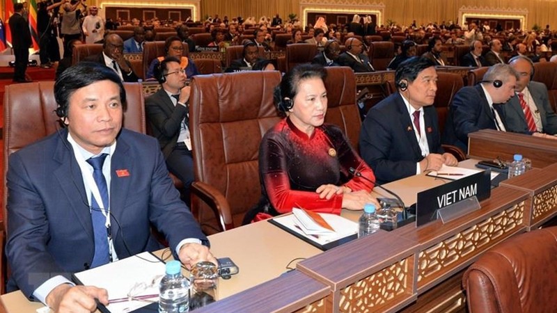 越南国会主席阮氏金银一行出席各国议会联盟第140届大会开幕式。