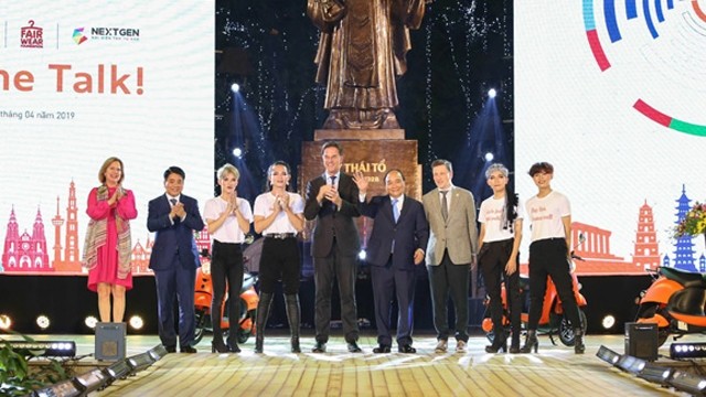 阮春福总理和马克·吕特首相出席题为“walk-the-talk”的可持续时装走秀开幕式。