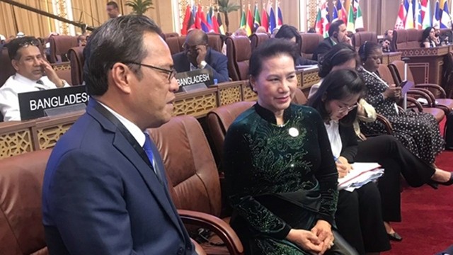 越南国会主席阮氏金银会见密克罗尼西亚联邦国会议长韦斯利·西米纳。