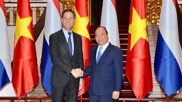 阮春福总理与马克•吕特首相握手。（陈海 摄）