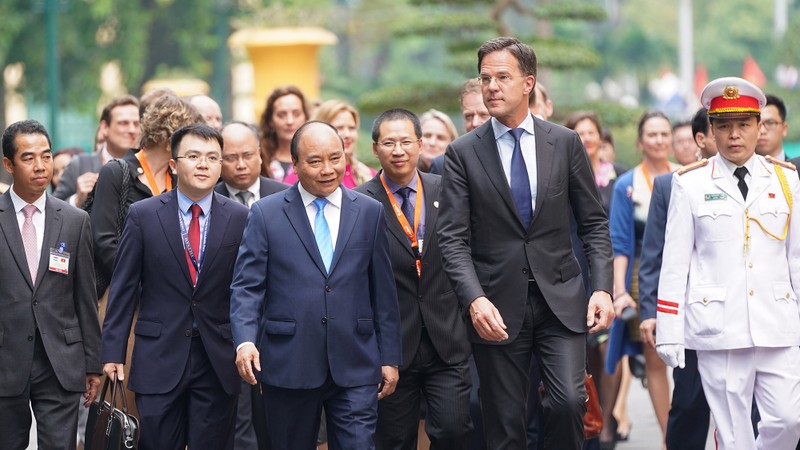 越南政府总理阮春福迎接荷兰首相马克·吕特。（图片来源：VGP）
