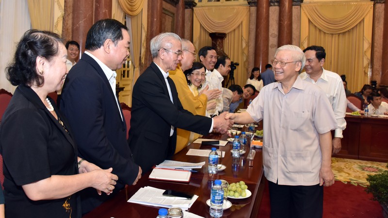 越共中央总书记、国家主席阮富仲亲切会见越南祖国阵线中央委员会主席团代表。（维玲 摄）
