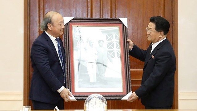 武文丰副部长给朝鲜劳动党中央宣传鼓动部赠送纪念品。