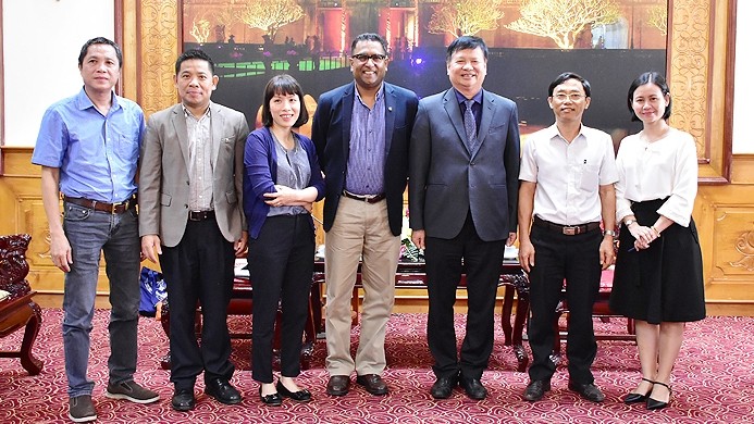 越南承天顺化省人民委员会副主席阮容和世界自然基金会代表。