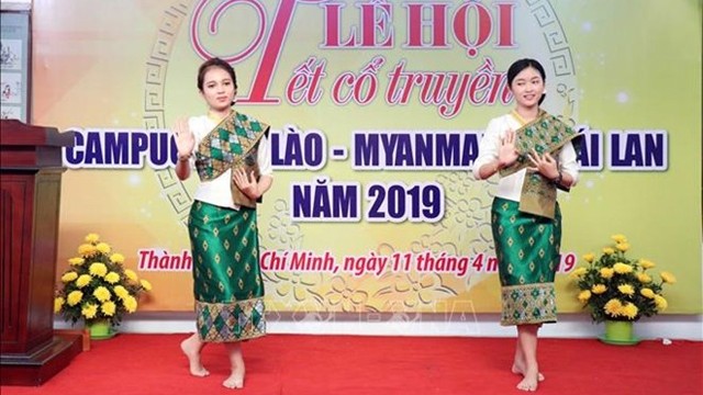老挝留学生表演文艺节目。