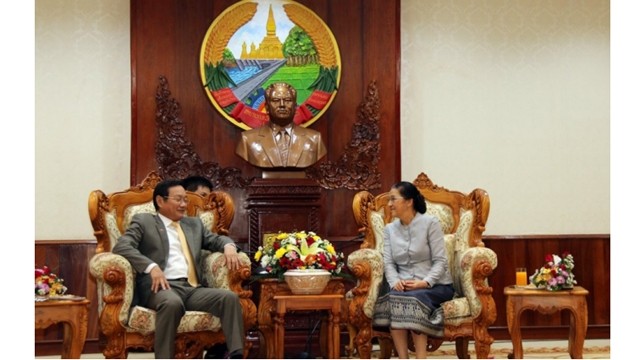 越南驻老挝大使阮伯雄与老挝国会主席巴妮•雅陶都。