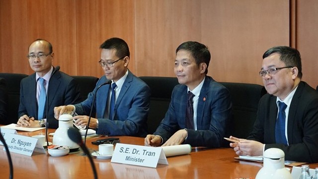 越南工贸部副部长陈俊英（右二）。