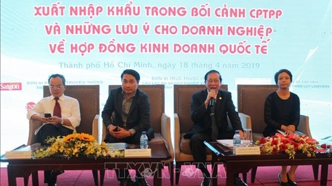 专家们在研讨会上交换意见 。