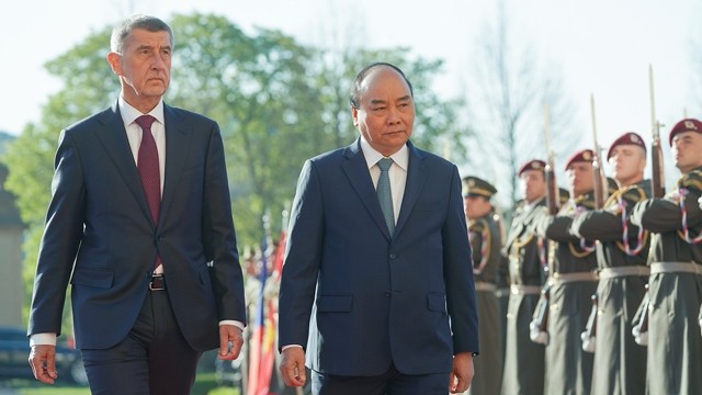 安德烈·巴比什总理为阮春福总理举行欢迎仪式。
