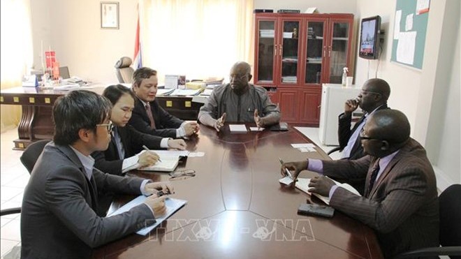 越南驻冈比亚大使范国柱一行与冈比亚贸易、地区一体化、工业和就业部部长拉明·乔布举行工作会议。（图片来源：越通社）