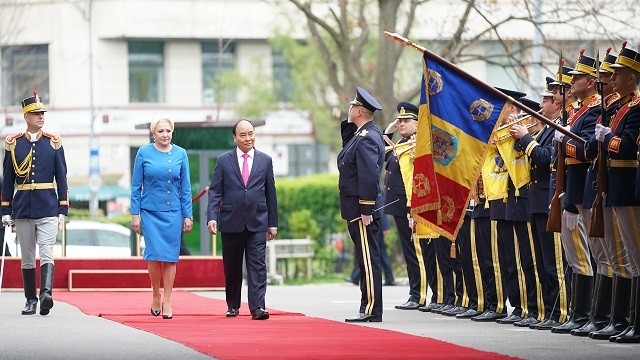 罗马尼亚总理为越南政府总理阮春福举行欢迎仪式。（图片来源：VGP）