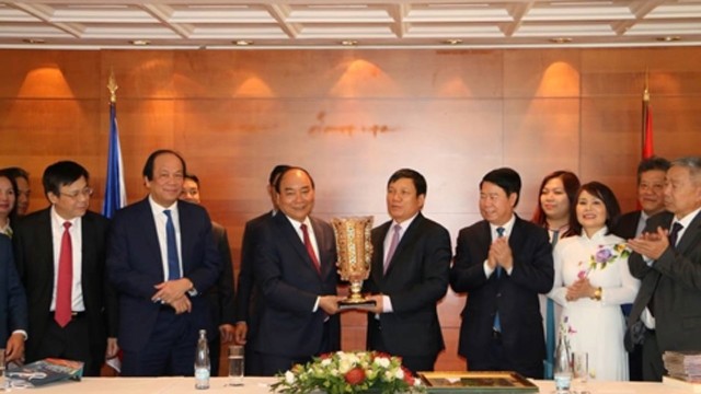 政府总理阮春福会见旅欧越南人联合会执委会。（图片来源：VOV）