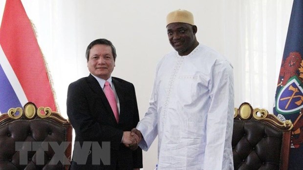 冈比亚总统阿达马·巴罗会见范国柱大使。