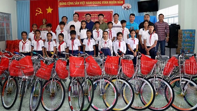 朔庄省公安厅厅长和各赞助商向当地高棉族贫困生赠送自行车。（图片来源：越通社）