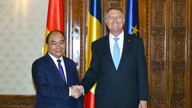 阮春福总理与克劳斯·约翰尼斯总统握手。
