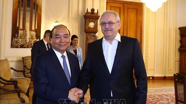 越南政府总理阮春福会见罗马尼亚众议院议长。（图片来源：越通社）