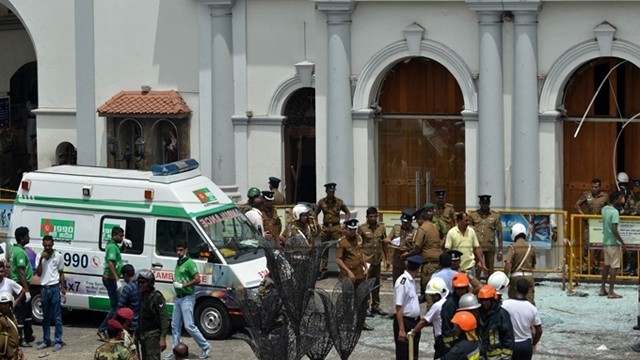 斯里兰卡警方在一处教堂外保护现场。