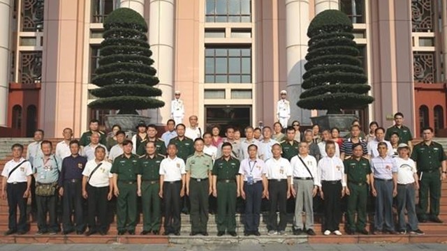 越南人民军总政治局领导会见中国援越老战士和烈士家属代表团。（图片来源：越通社）