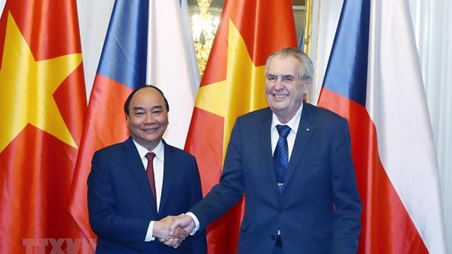 附图：越南政府总理阮春福与捷克共和国总统米洛什·泽曼。（图片来源：越通社）