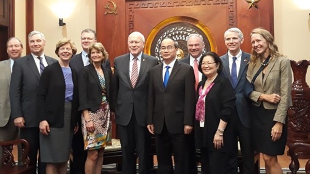 阮善仁同志与美国参议院代表团合影。