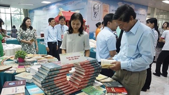 题为“胡志明主席遗嘱落实50周年”的图书展吸引很多读者前来参观。