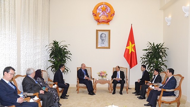 政府总理阮春福会见出席OANA 44的各家通讯社代表团团长。（图片来源：陈海 摄）