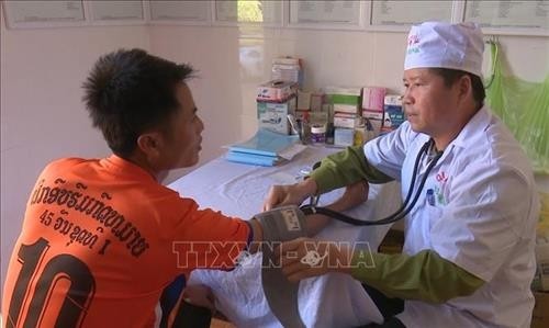 越老边界友好军民诊所医生为老挝人民诊治。（图片来源：越通社） 