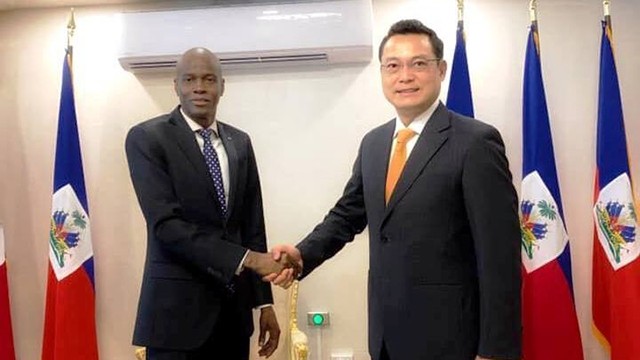 阮忠诚大使和海地总统莫伊兹握手。（图片来源：越南驻古巴兼驻海地大使馆）