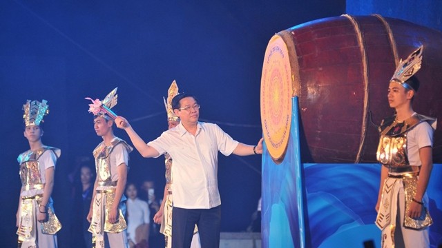 王廷惠副总理在开幕式上打鼓。