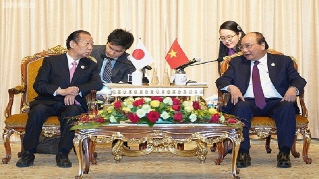 阮春福总理会见日本自由民族党干事长二阶俊博。（图片来源：VGP）