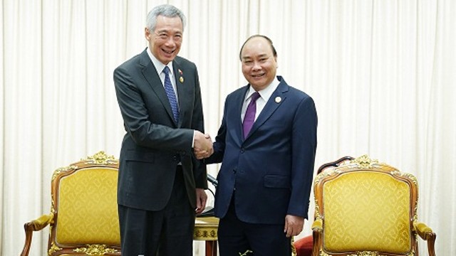 越南政府总理阮春福会见新加坡总理李显龙。（图片来源：越通社）