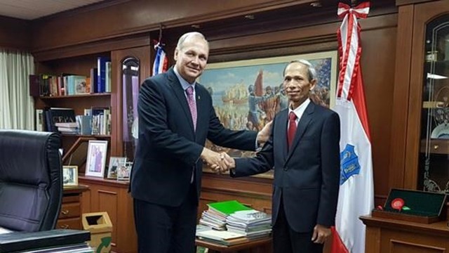 邓春勇大使和巴拉圭亚松森市市长费雷罗。（图片来源：越通社）