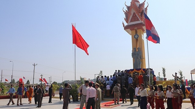越柬友谊纪念碑落成仪式在班迭棉吉省举行。