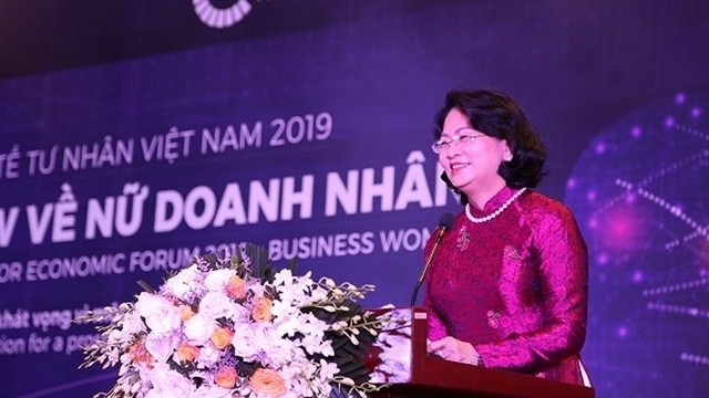 越南国家副主席邓氏玉盛出席女性企业家论坛。