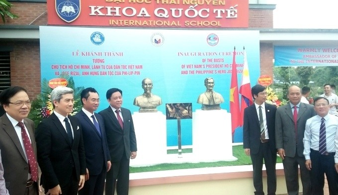 胡志明主席和菲律宾民族英雄扶西·黎刹塑像正式揭幕。（图片来源：人民报网）
