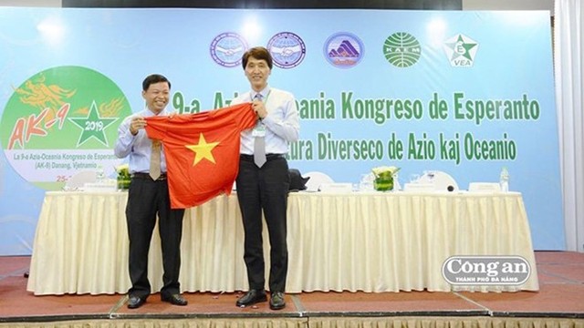 越南友好组织联合会代表（左）向国际世界语协会亚洲与大洋洲世界语运动委员会主席徐镇洙赠送礼物。