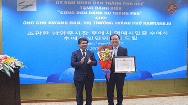 顺化市代表向韩国南杨州市市长光汉授予荣誉公民称号。