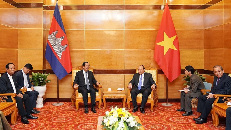 阮春福总理会见柬埔寨首相洪森。（图片来源：陈海 摄）