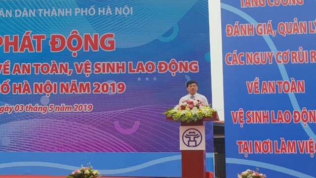 河内市人民委员会副主席吴文贵在仪式上发表讲话。（图片来源：新河内报）