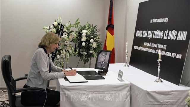 美国外长代副助理苏珊·帕克-伯恩斯在吊唁簿上题词。（图片来源：越通社）