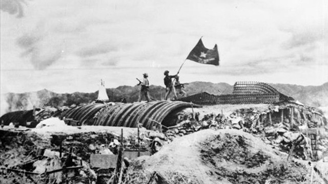 附图：越南人民军“决战决胜”旗帜在德·卡斯特里斯防空洞顶上飘扬。（图片来源：越通社）