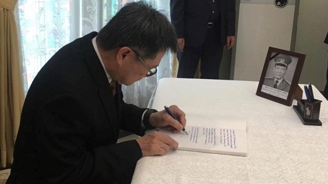 东盟秘书长林玉辉在吊唁簿上留言。