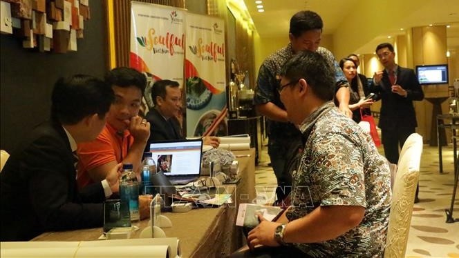 越南旅行社在活动上向印度尼西亚人民介绍越南旅游产品。（图片来源：越通社）