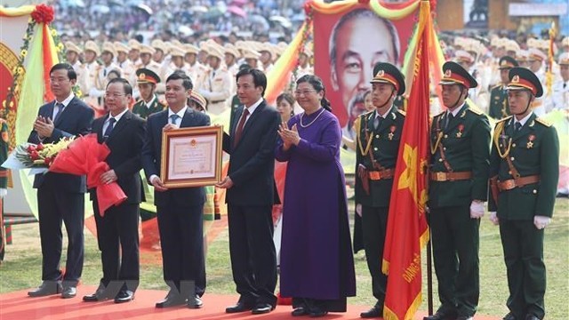 国会副主席丛氏放向奠边省人民授予一级独立勋章。（图片来源：越通社）